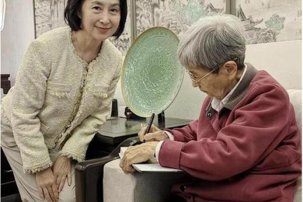 解析何超琼生辰八字：合婚看什么？如何解读命运的差异