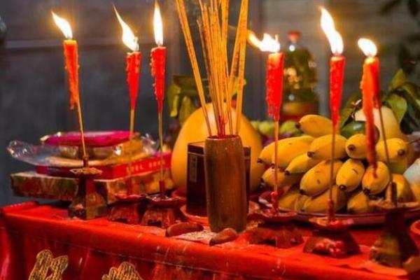 地藏菩萨节日习俗：祭拜仪式与家庭团圆