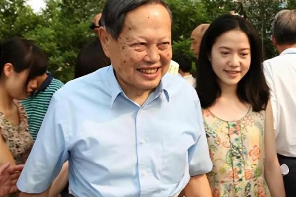 翁帆命运不同，生辰八字背后的玄机